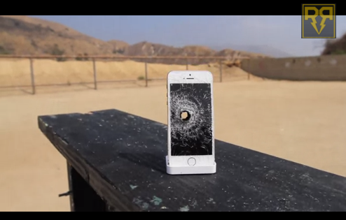 在庫不足なのに〜 iPhone5s ゴールドが重機関銃で打ち抜かれている衝撃の動画！